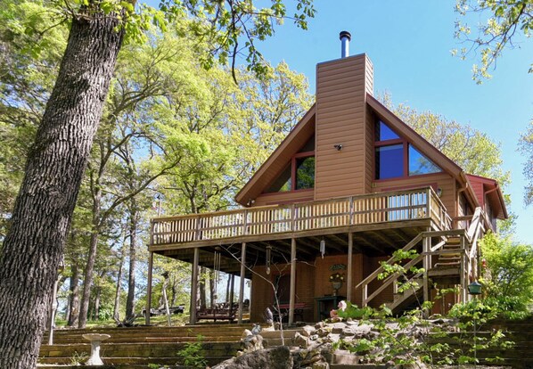 Exterior - Lakeside Cabin with Cozy Loft! (Golden)