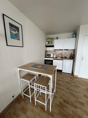 Microwave, oven, stovetop, electric kettle - Appartement Dans Résidence Terres Marines VUE MER (Cassis)