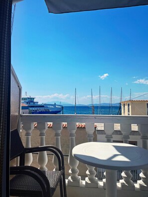 Desk, laptop workspace, free WiFi, bed sheets - Hotel Holiday (Nestos)