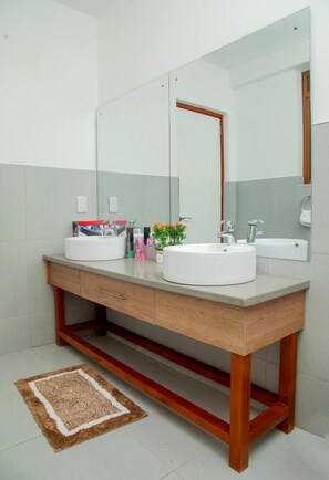 Apartment | Bathroom - Luxury Cozy Kampala Apartment With 2 Bedrooms (Kampala)