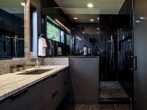 Ducha, secador de pelo y bidé