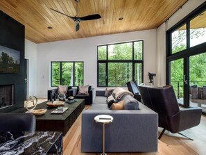 Smart TV, fireplace, ping pong - Luxury Home - The Retreat House (Balsam Grove)