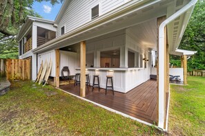 Terrace/patio - Walkable, Pet-Friendly, BEST Location on the Beach (Kill Devil Hills)