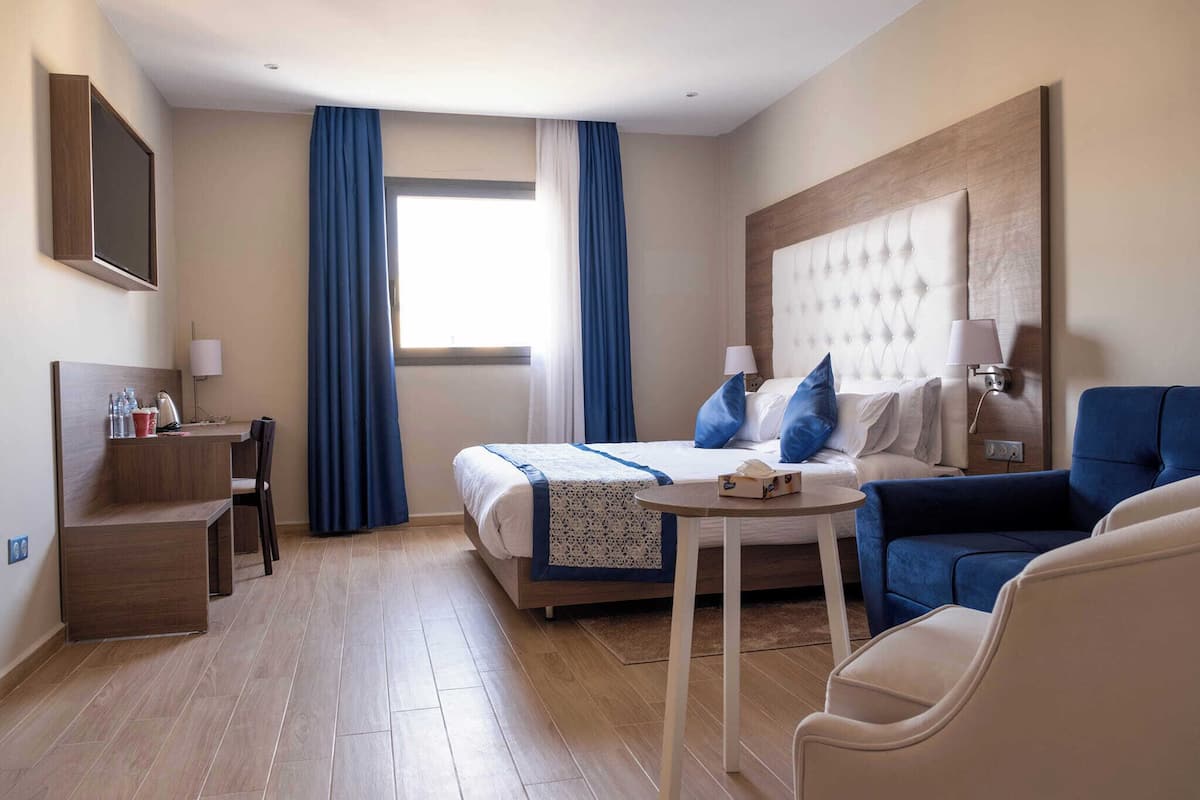 Habitación con 1 cama doble o 2 individuales | Ropa de cama de alta calidad, minibar, mobiliario individual