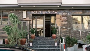 The entrance to HOTEL LES DEUX B with a modern facade, a staircase leading up to the entrance, and potted plants at the base. - Les Deux B Salsabil (Algiers)