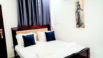 3 soverom, individuelt dekorert, skrivebord og skrivebord for bærbar PC