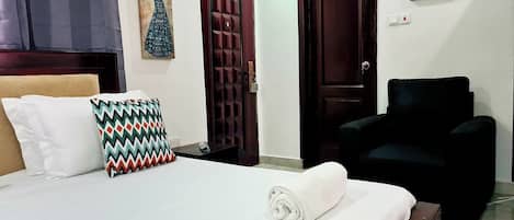 3 室のベッドルーム、客室ごとに異なる装飾、デスク、ノートパソコン用作業スペース