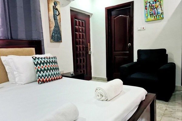3 bedrooms, desk, laptop workspace, iron/ironing board