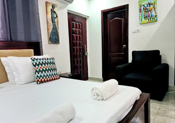 3 bedrooms, individually decorated, desk, laptop workspace - Charming Quiet & Cozy Close to Highway (North Legon)