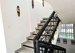 Staircase - Charming Quiet & Cozy Close to Highway (North Legon)