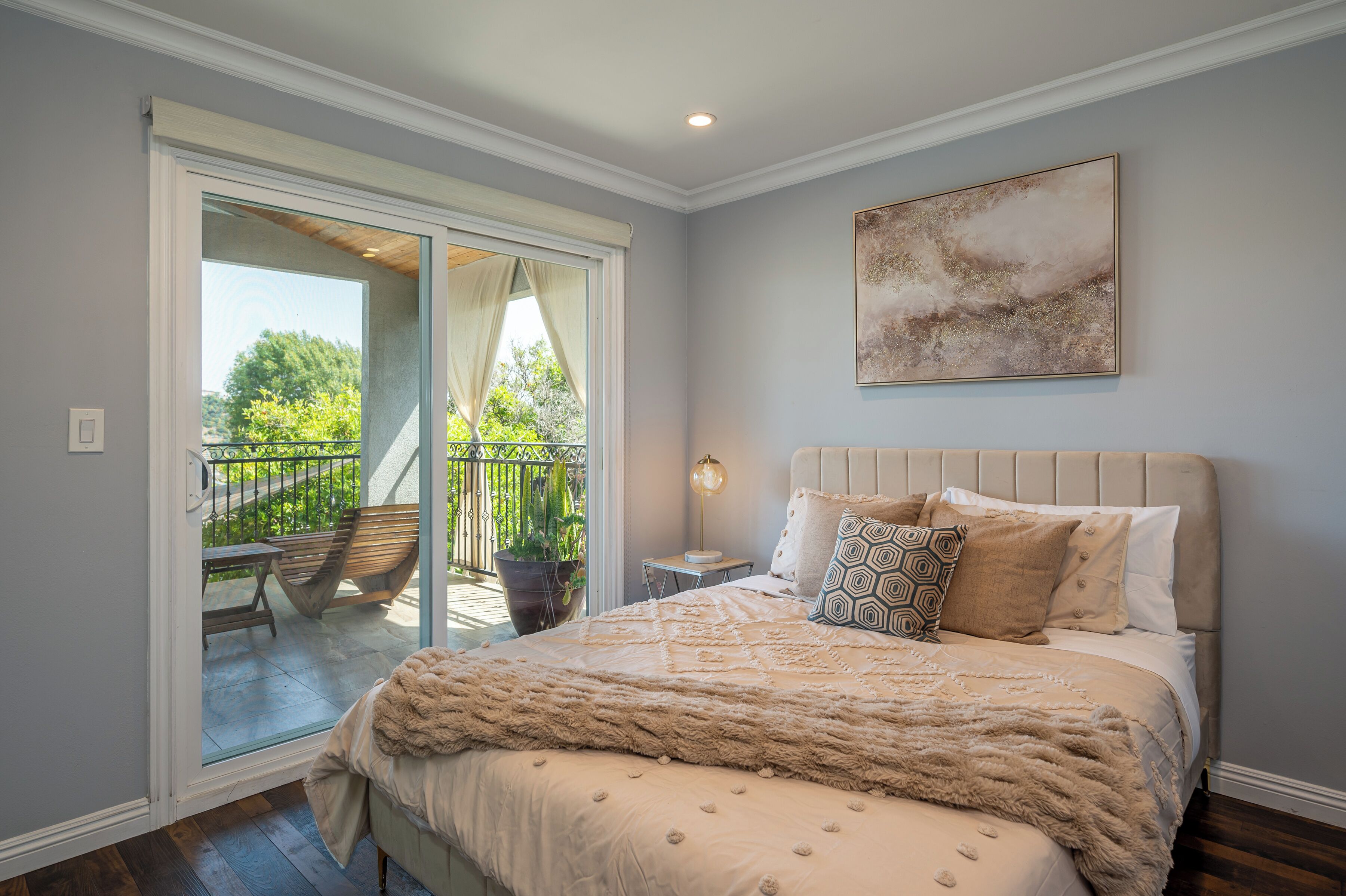 5 habitaciones, tabla de planchar con plancha, wifi y ropa de cama 