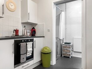 Chaise haute, batterie de cuisine, vaisselle et ustensiles