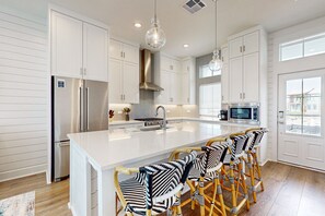 Geladeira, micro-ondas, fogão, cooktop