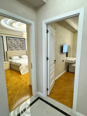 2 bedrooms, in-room safe, iron/ironing board, WiFi - apartment loved by guests. (Baku)