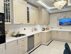 Microwave, oven, stovetop, dishwasher - apartment loved by guests. (Baku)