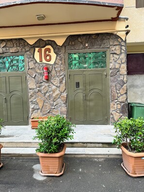 Exterior detail - apartment loved by guests. (Baku)