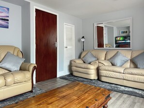 Living area - 3 bedroom accommodation in Bridgend (Bridgend)