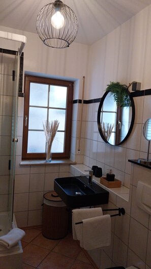 Dusj, håndklær, såpe og toalettpapir