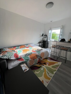 1 habitación, tabla de planchar con plancha, wifi y ropa de cama 