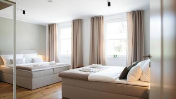 2 habitaciones, escritorio y tabla de planchar con plancha