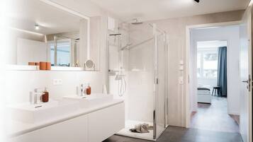 Een douche, milieuvriendelijk toiletgerief, een haardroger, handdoeken