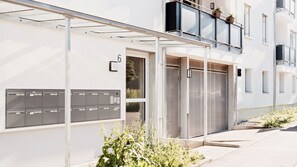 Ein modernes Gebäude mit Briefkasten, Tür und Sicherheitstor.