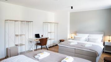 2 Schlafzimmer, Schreibtisch, Bügeleisen/Bügelbrett, Reisekinderbett