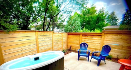 New Private Cottage with Hot Tub Steps from Garden of the Gods