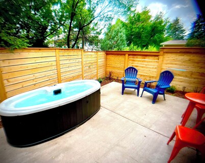 New Private Cottage with Hot Tub Steps from Garden of the Gods