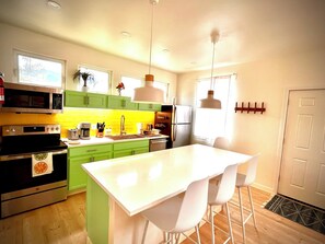 Réfrigérateur, four à micro-ondes, un four, surface de cuisson