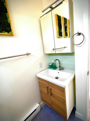 Dutxa, assecador de cabells, tovalloles i sabó