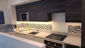 Microwave, oven, dishwasher - PARADISE AWAY FROM HOME (Bracknell)