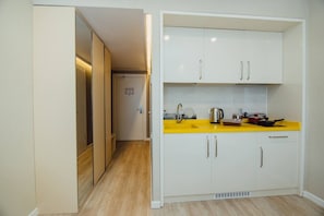 Luxe studio suite | Privékeuken | Een minikoelkast, een microgolfoven, een oven, een kookplaat