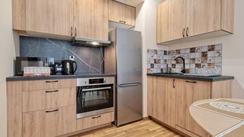 Coffee/tea maker, fridge, microwave, oven