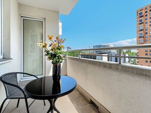 Outdoor dining - Reagan Park Residence - Parking, Balcony and Workspace - by Rentujemy (Gdansk)