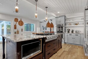 Wasserkocher mit Kaffee-/Teezubehör, Hochstuhl