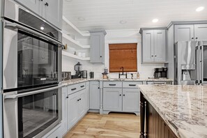 Cafetera y tetera, periquera, utensilios de cocina y comedor