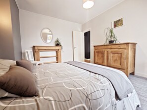 4 bedrooms, iron/ironing board, WiFi, bed sheets