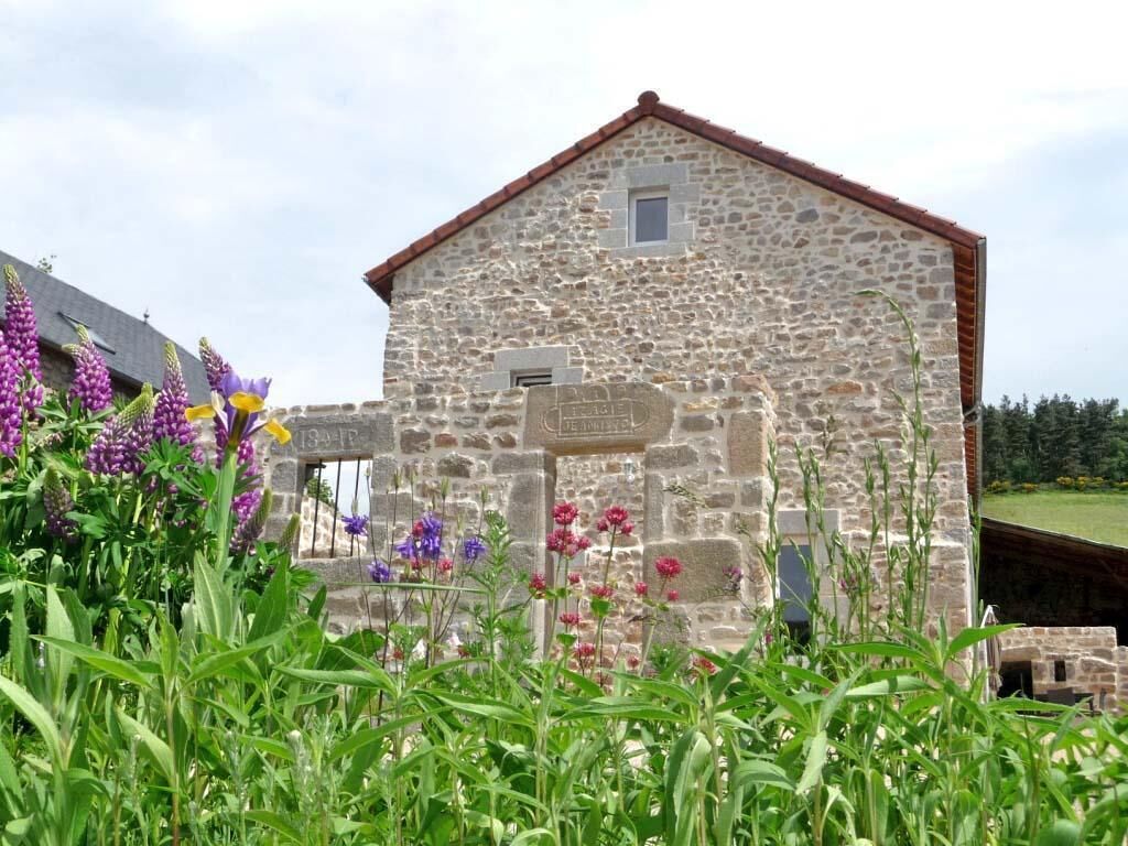 A stone building with a sign that reads "Bar" and "Restaurant."