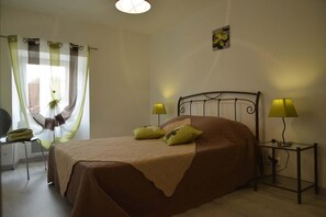 2 bedrooms, travel cot, free WiFi