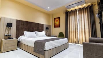 Desk, laptop workspace, free WiFi