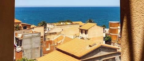 Un área residencial costera con vista despejada al mar.