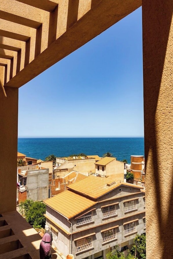 Un área residencial costera con vista despejada al mar.