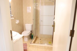 Bathroom - Private 2 bed Apartment Solar Heated Swimming Pool (Tábua)
