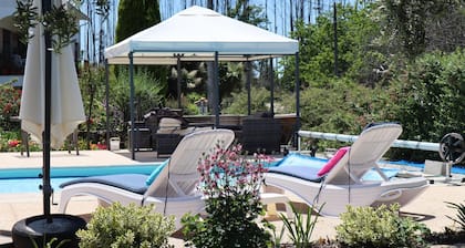 Private 2 bed Apartment Solar Heated Swimming Pool