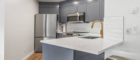 冷蔵庫、電子レンジ、オーブン、コンロ