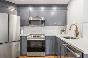 Køleskab, mikrobølgeovn, ovn, kogeplade