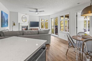 Smart TV, fireplace