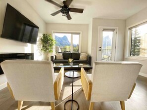 Una Smart TV, una chimenea