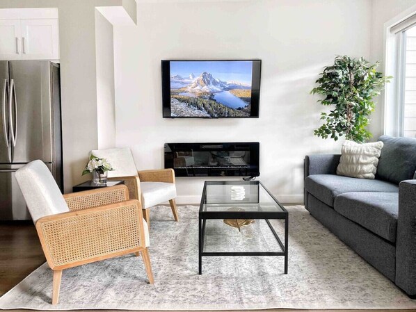 Una Smart TV, una chimenea